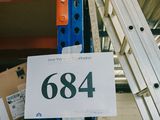 une pancarte sur laquelle est inscrit « 644 », posée sur une étagère dans un entrepôt