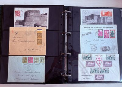 un classeur noir sur lequel figurent de nombreux timbres différents