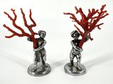 paire de figurines en argent représentant un homme et une femme, ornées de coraux rouges