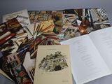 un grand nombre de livres posés sur une table