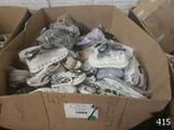 une boîte en carton remplie d'une multitude de chaussures