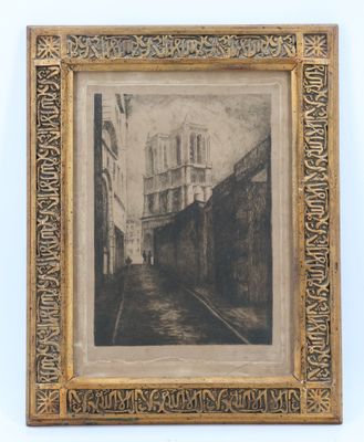 une vieille photo d'une rue avec un immeuble en arrière-plan