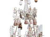 un gros plan d'un lustre sur fond blanc