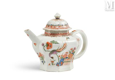 une image représentant une théière blanche ornée d'un oiseau et de fleurs