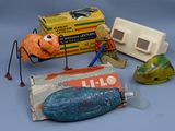 divers objets, parmi lesquels un poisson, une machine à coudre, un sac à couture, une machine à coudre et une machine à coudre