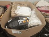 une boîte en carton remplie d'objets hétéroclites sur le sol