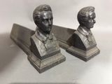 paire de bustes en bronze représentant deux hommes, posés sur un socle