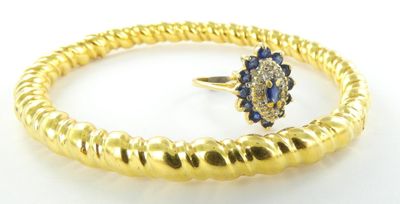 une image représentant une bague en or ornée d'un saphir au centre