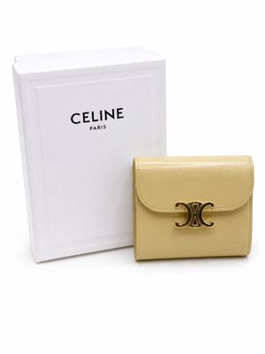 un gros plan sur un sac à main jaune avec une boîte en arrière-plan