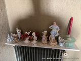 de nombreuses figurines posées sur une étagère près d'un radiateur