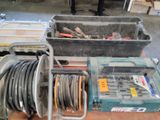 un grand nombre d'outils posés sur une table