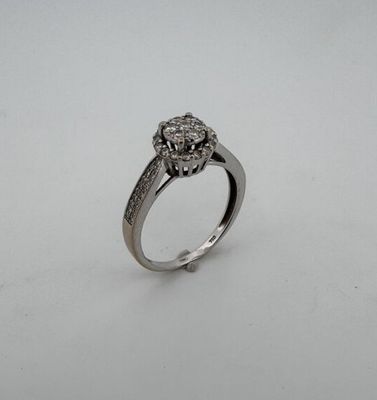 gros plan d'une bague en diamant sur une surface blanche