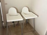 two chairs that are next to each other in the room