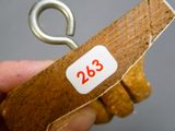 une personne tenant une paire de ciseaux à la main