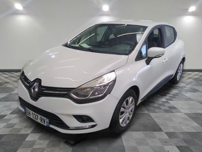 la voiture blanche est garée sur un sol en damier dans le garage
