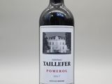 la bouteille de vin rouge est posée sur la table
