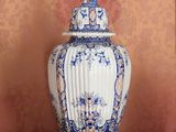 un vase bleu et blanc posé sur une table en bois