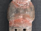 une image représentant une figurine en argile d'un homme portant un chapeau sur la tête