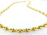 un collier en or sur fond blanc