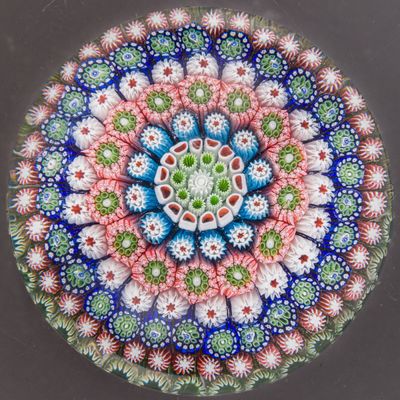 une photo d'une plaque de verre ornée d'un motif floral