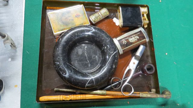 Lot tabacologie : 3 pipes, étui à cigarette, tabatière, cendrier,...