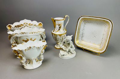 trois vases, une assiette et un plateau posés sur une table