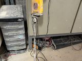 une machine qui se trouve dans une pièce avec de nombreux outils