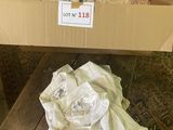 une boîte en carton contenant beaucoup d'objets