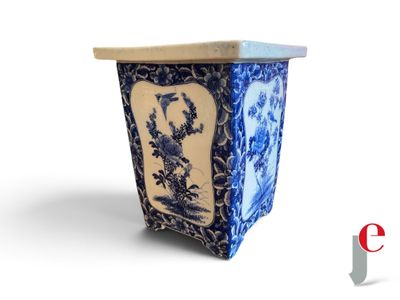 un vase bleu et blanc orné d'une image d'oiseau