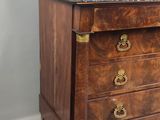 une petite commode avec un plateau en marbre