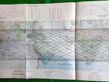 une carte du monde pliée posée sur une table verte
