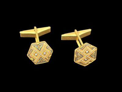 Paire de boutons de manchette en métal doré. Faces avant inc…