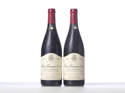 deux bouteilles de vin posées sur une table blanche