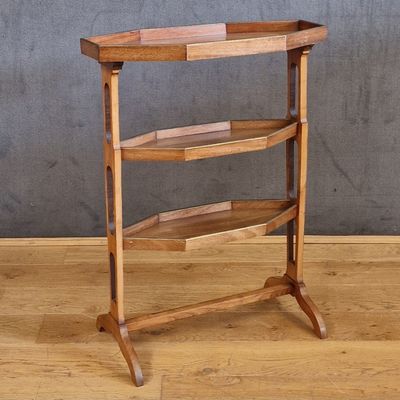 une photo d'une étagère en bois comportant trois tablettes