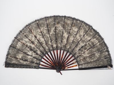 a fan that is sitting on top of a table