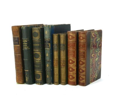 plusieurs vieux livres sont alignés sur une surface blanche