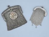 deux porte-monnaie en métal argenté avec des chaînes et une pièce de monnaie