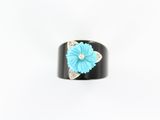 un gros plan d'une bague ornée d'une fleur