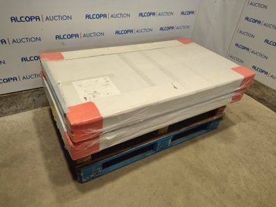 une palette sur laquelle est posé un matelas, devant un mur