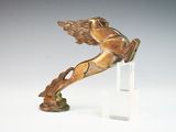 statue d'un cheval ailé posée sur un socle transparent, avec un fond blanc