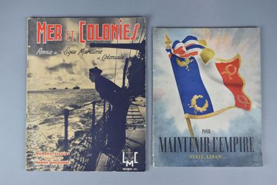 deux livres sont posés l'un à côté de l'autre sur une table