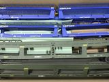 une boîte contenant tout un tas de petits trains