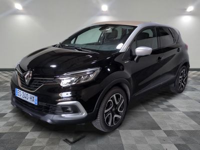 la voiture noire est garée sur le sol en damier d'un garage