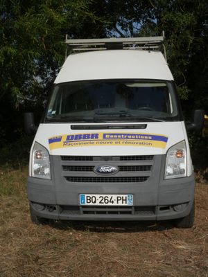 une camionnette blanche garée sur le bord de la route