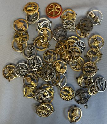 lot de 49 insignes de beret