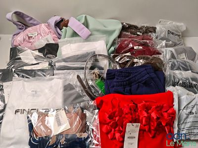 une pile de vêtements posée sur une table