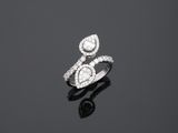 une paire de bagues en diamant et en or blanc