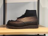 La chaussure est posée sur l'étagère dans la pièce.