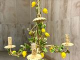 un lustre avec des citrons suspendus au plafond