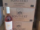 une bouteille de vin à côté d'un carton de vin